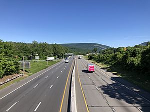 2021-06-16 09 23 39 View west along Interstate 80 from the overpass for Decatur Street in Knowlton Township, Warren County, New Jersey
