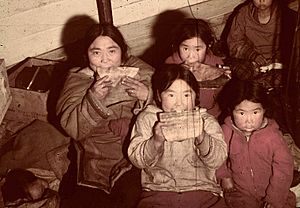 Inuit women and children soften sealskin by chewing it, Nunavut Des femmes et des enfants inuits mâchent des peaux de phoque pour les assouplir, au Nunavut (31497044186)