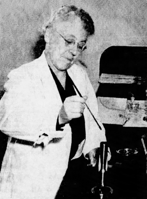 Frances Gertrude McGill working in laboratory.png