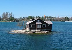 1000 Islands. Hub Island - St Lawrence River, USA - panoramio