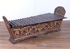 COLLECTIE TROPENMUSEUM Xylofoon met twintig toetsen onderdeel van gamelan Slendro TMnr 500-9