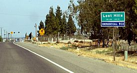 Lost Hills's town sign at its western border, seen from SR 46
