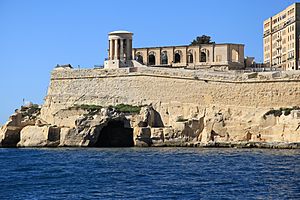 Malta - Valletta - Triq il-Lanca+Xatt il-Barriera+Siege Bell War memorial+Lower Barrakka Gardens (MSTHC) 01 ies