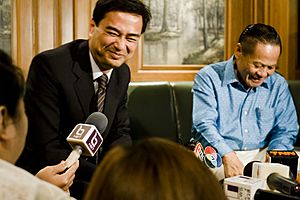 นายกฯ อวยพรวันเกิดคุณบรรหาร ศิลปอาชา ณ บ้านพัก 19สิงหาคม2552 (The Official Si - Flickr - Abhisit Vejjajiva (1)