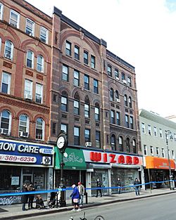 Greenpoint streetscape on Manhattan Avenue (2014)