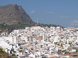 Álora seen from the castle, with mountain Hacho behind.