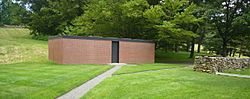 Guest-house-philip-johnson-glass-house