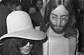 John Lennon en echtgenote Yoko Ono verlaten het Hilton Hotel te Amsterdam, Bestanddeelnr 922-2491
