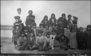 Children on their way to school in Hay River, Northwest Territories, 1931 - Enfants en route pour l’école à Hay River (Territoires du Nord-Ouest), 1931 (13929401648)