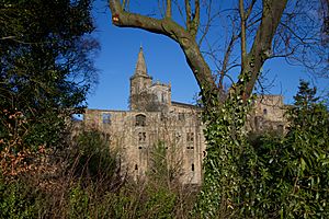 Dunfermline Abbey & Palace (31105952402)