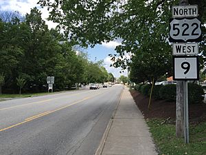 2016-06-25 15 19 21 View north along U.S. Route 522 and west along West Virginia State Route 9 (Washington Street) between Market Street and Warren Street in Berkeley Springs (Bath), Morgan County, West Virginia