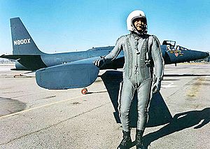 Летчик Фрэнсис Гэри Пауэрс у американского высотного самолета У-2