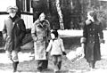 Bundesarchiv Bild 183-W0910-321, Familie Honecker beim Spaziergang im Winter