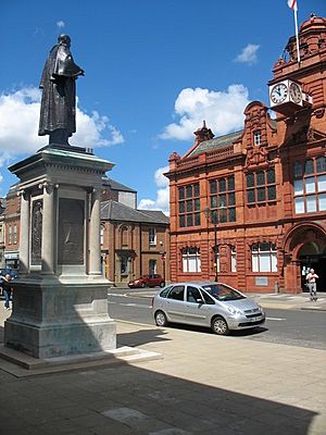 Palmer Statue overlooking Jarrow Town Hall - geograph.org.uk - 1596898