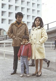 Veakchiravouth and parents in Hong Kong 1970
