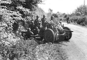Bundesarchiv Bild 101I-127-0391-21, Im Westen, deutsche Soldaten mit getarnter Pak