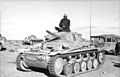 Bundesarchiv Bild 101I-783-0110-12, Nordafrika, Panzer II, Kraftfahrzeuge