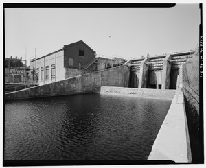 OVERALL VIEW OF SPILLWAY SHOWING BAFFLE WALL AND TAIL WATERS, WITH POWERHOUSE (MI-98-C) AND SUBSTATION (MI-98-D) AT LEFT. VIEW TO SOUTH. - Cooke Hydroelectric Plant, Spillway, HAER MICH,35-OSCO.V,1B-1