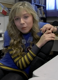 Jennette McCurdy on the set of iCarly