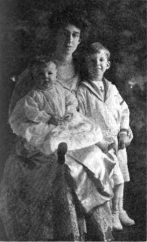 Lucy Kennedy Miller and children (1919).png