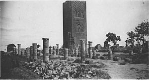 Tour Hassan - La Tour Hassan et les colonnes en ruines d'une ancienne mosquée - Rabat - Médiathèque de l'architecture et du patrimoine - AP62T060880