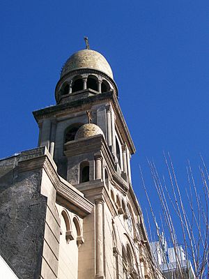 Fachada, torre y cúpula de la Iglesia San Pedro de la ciudad de Durazno