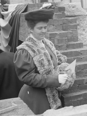 Mrs. Frances Cleveland with trowel at building foundation ceremony - LCCN2014680806 (cropped)