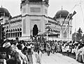 COLLECTIE TROPENMUSEUM De Sultan van Deli Amaluddin Sani Perkasa Alam Shah tijdens het verlaten van de Grote Moskee op de dag van zijn kroning TMnr 60027930