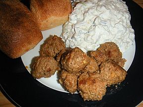 Flickr - cyclonebill - Frikadeller af kikærter og lammekød med brød og tzatziki
