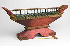 COLLECTIE TROPENMUSEUM Metallofoon met vijftien toetsen onderdeel van gamelan Semar Pagulingan TMnr 1340-31
