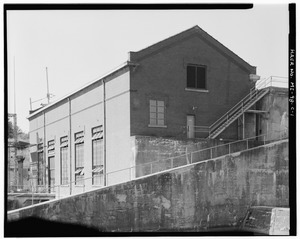 EAST FRONT AND NORTH SIDES, WITH SUBSTATION (MI-98-D) AT LEFT AND SPILLWAY SEPARATING WALL (MI-98-B) IN FOREGROUND. VIEW TO SOUTH. - Cooke Hydroelectric Plant, Powerhouse, HAER MICH,35-OSCO.V,1C-1