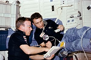 Donald Peterson i Paul Weitz na pokładzie Challengera.