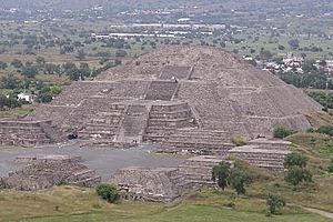 Mexico.Mex.Teotihuacan.PyramidMoon.01
