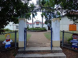 Park Road entrance gateway; view from west (EHP, 2016).jpg