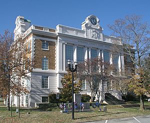 Marshall County courthouse in Lewisburg
