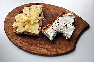 Brød med Västerbotten-ost og røget gedeost (5205155586)