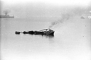 Bundesarchiv Bild 101II-MW-3717-12A, St. Nazaire, zerstörtes britisches Schiff