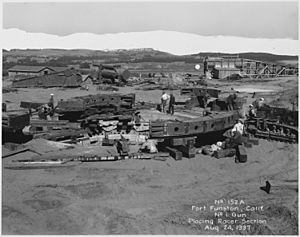 No. 152A Fort Funston, Calif., No. 1 Gun, Placing Racer Section. - NARA - 296369