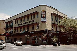 Royal George Hotel and Ruddle's Building (1997).jpg
