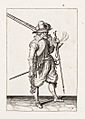 Aanwijzing 2 voor het hanteren van het musket - Marcheert ende draecht de furquet neffens de Musquet (Jacob de Gheyn, 1607)