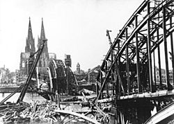 Bundesarchiv B 145 Bild-P008041, Köln, Hohenzollernbrücke nach Bombenangriff