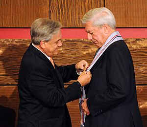 Piñera condecora a Mario Vargas Llosa