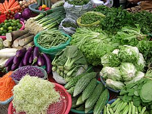 Etal de légumes au marché à Hanoi
