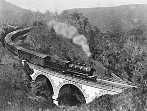 StateLibQld 1 71911 Passenger train crossing Swanson's Bridge in the Toowoomba Range, ca. 1912