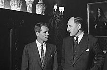 De Amerikaanse minister van Justitie, Robert Kennedy begroet door minister Luns , Bestanddeelnr 913-5665