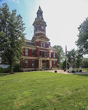 Graves County Courthouse and Confederate monument in 2018. The courthouse was severely damaged by the 2021 Western Kentucky tornado on December 10, 2021.