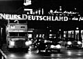 Bundesarchiv Bild 183-C1219-0013-001, Berlin, Alexanderplatz, Omnibus, PKWs, Nacht.jpg