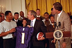Geoge W. Bush meets with Baltimore Ravens 20010607-4