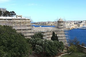 Malta - Valletta - Triq Girolamo Cassar - Herbert Ganado Gardens+SS Peter and Paul Counterguard 01 ies