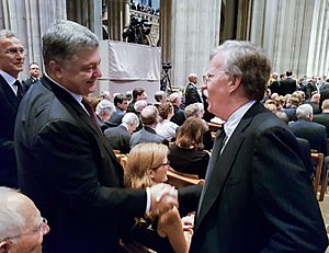 President of Ukraine Petro Poroshenko bid farewell to U.S. Senator John McCain (1)